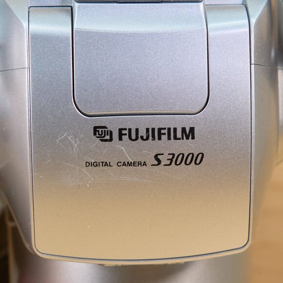 Fujifilm Finepix S3000 3.2MP Digital Camera, with 6x Optical Zoom, Made in Japan - Picture 5 of 9